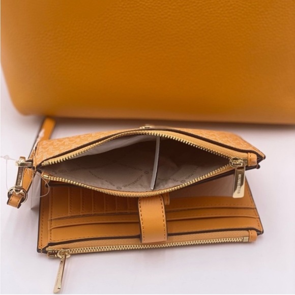 Michael Kors Medium
Tote Bag
Leather and DoubleZip
Wallet Set HONEYCOMB - Picture 7 of 14